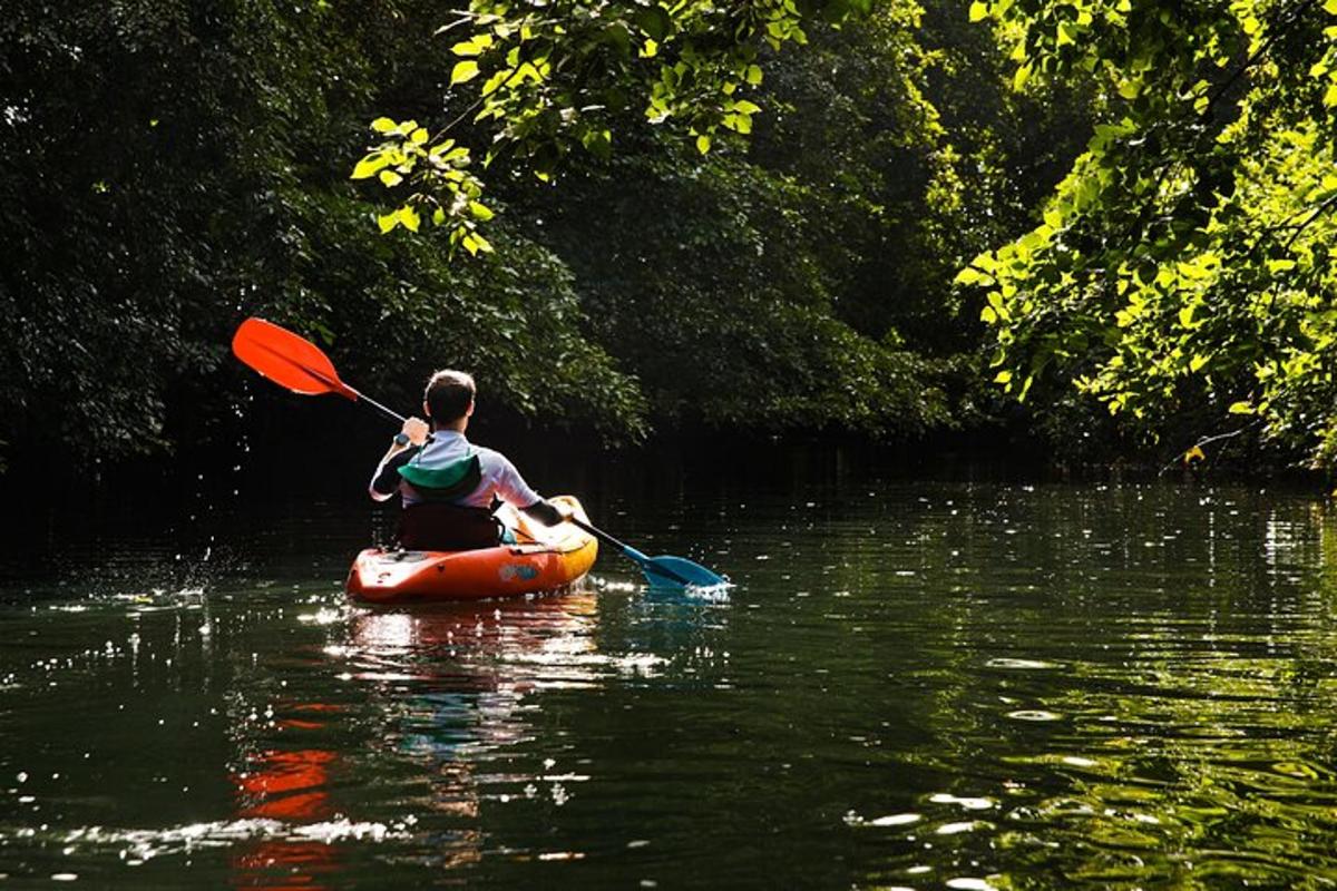 un ragazzino in kayak su un fiume