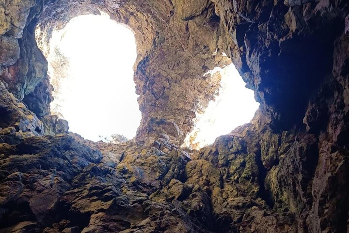 jama z dvema odprtinama v skalah