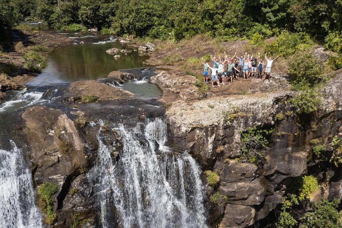 un grup de persones dretes a la part superior d'una cascada