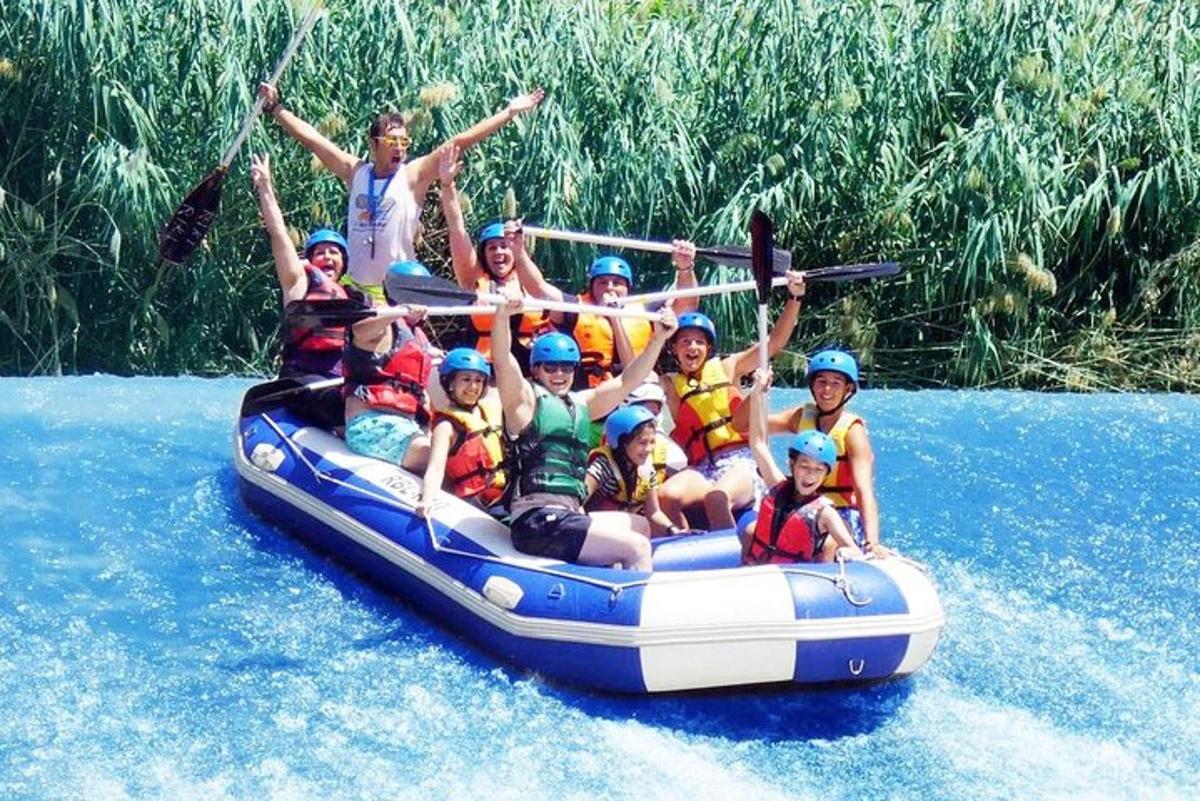 um grupo de pessoas em uma jangada em um rio
