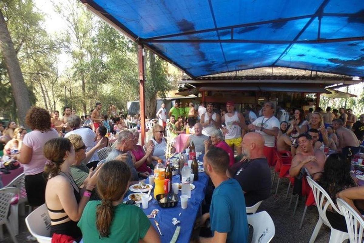 um grande grupo de pessoas sentadas à mesa