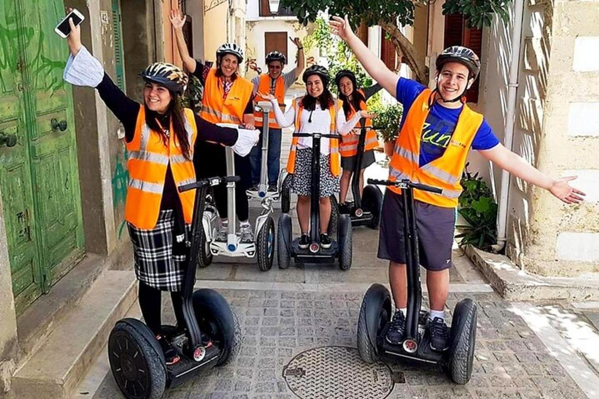 un gruppo di persone con gilet arancioni che guidano i segway
