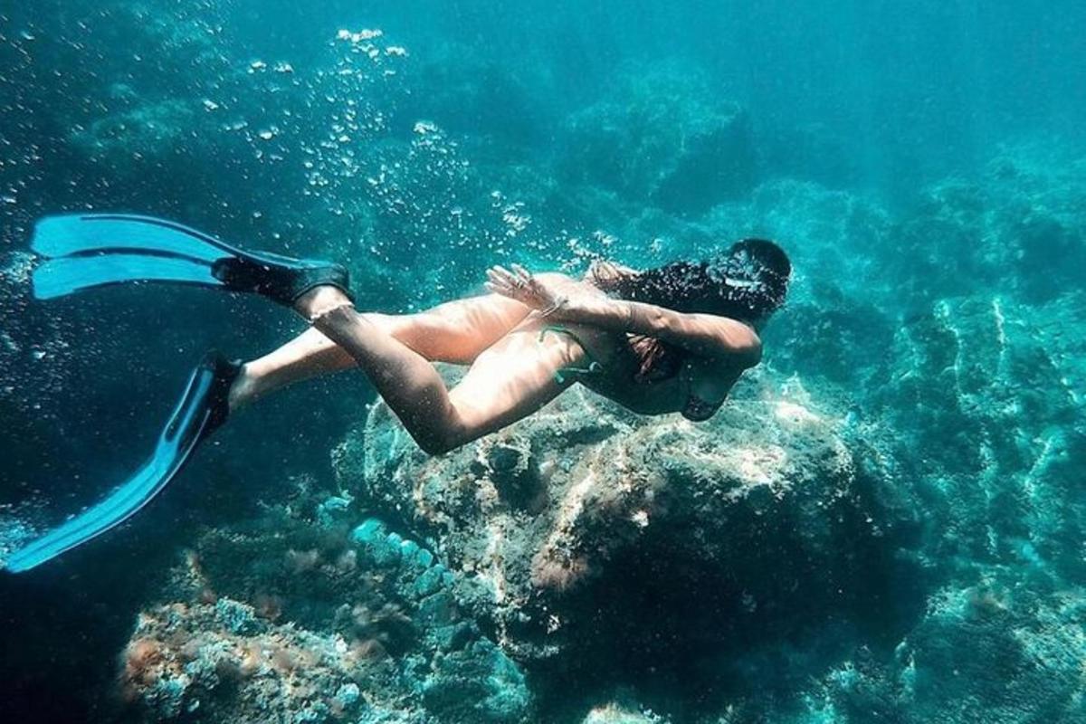 Žena plave ve vodě v oceánu