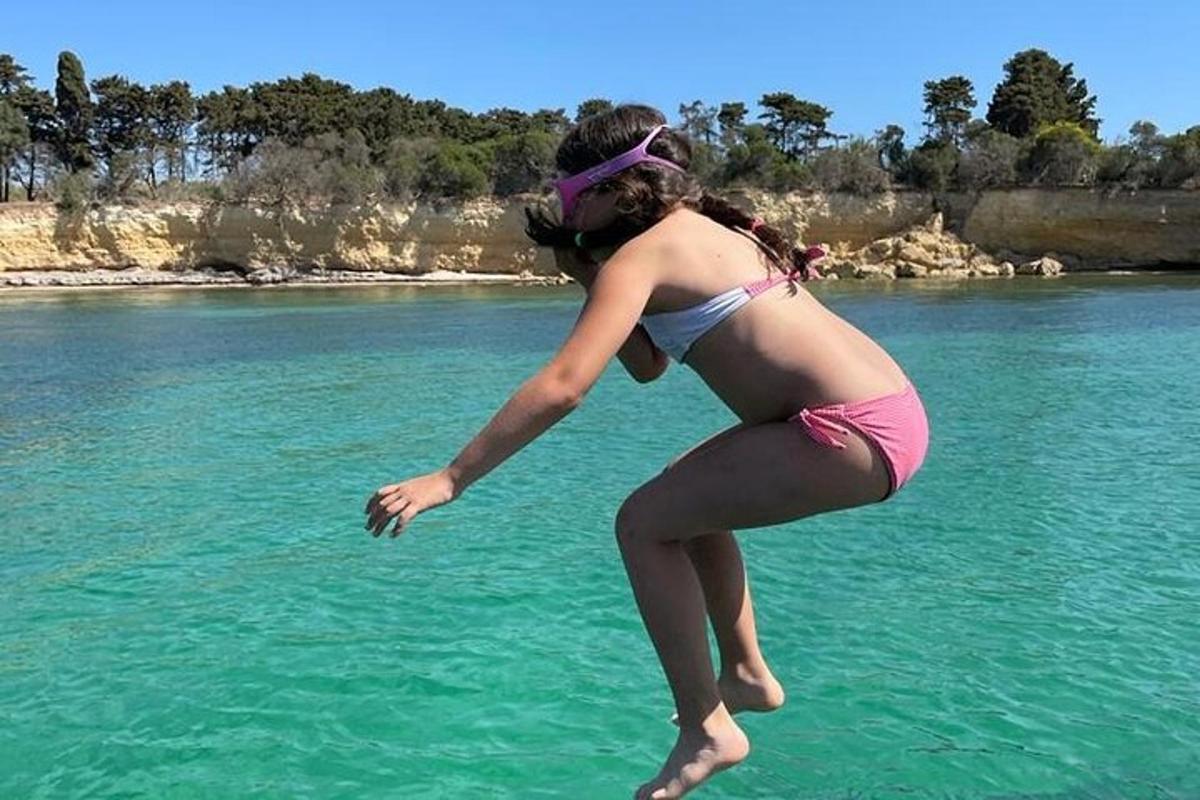 una donna che salta in uno specchio d'acqua