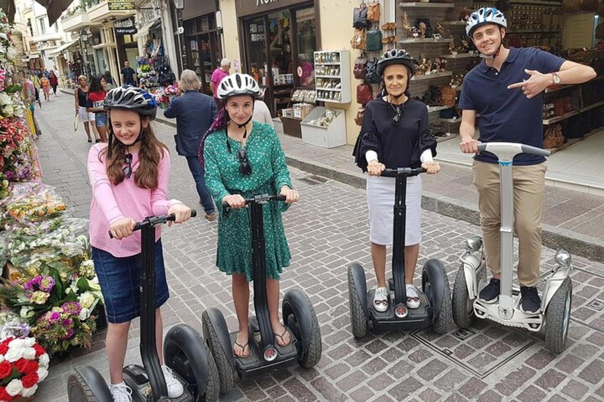 un gruppo di persone che guidano dei segift su una strada