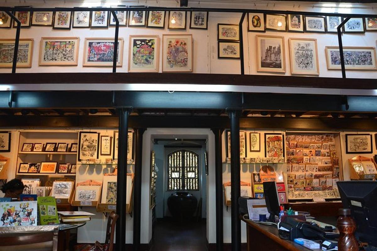 sebuah restoran dengan pintu biru dan gambar di dinding