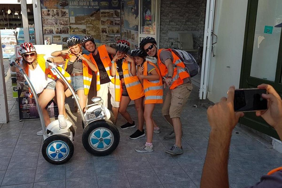un gruppo di persone vestite con dispositivi di sicurezza che posano per una foto