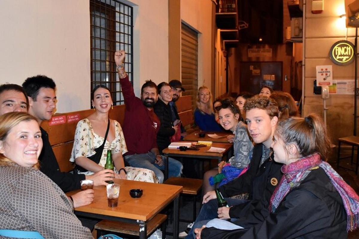 skupina ljudi, ki sedijo za mizami v restavraciji