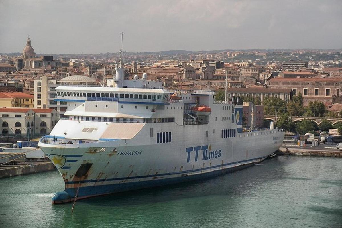 velika križarka, privezana v pristanišču