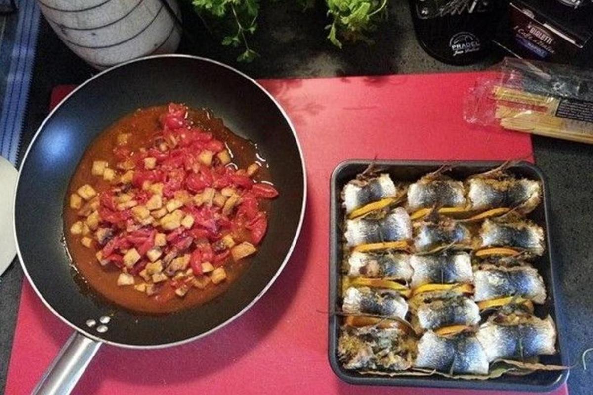 ένα τηγάνι με φαγητό δίπλα σε ένα τηγάνι με φαγητό