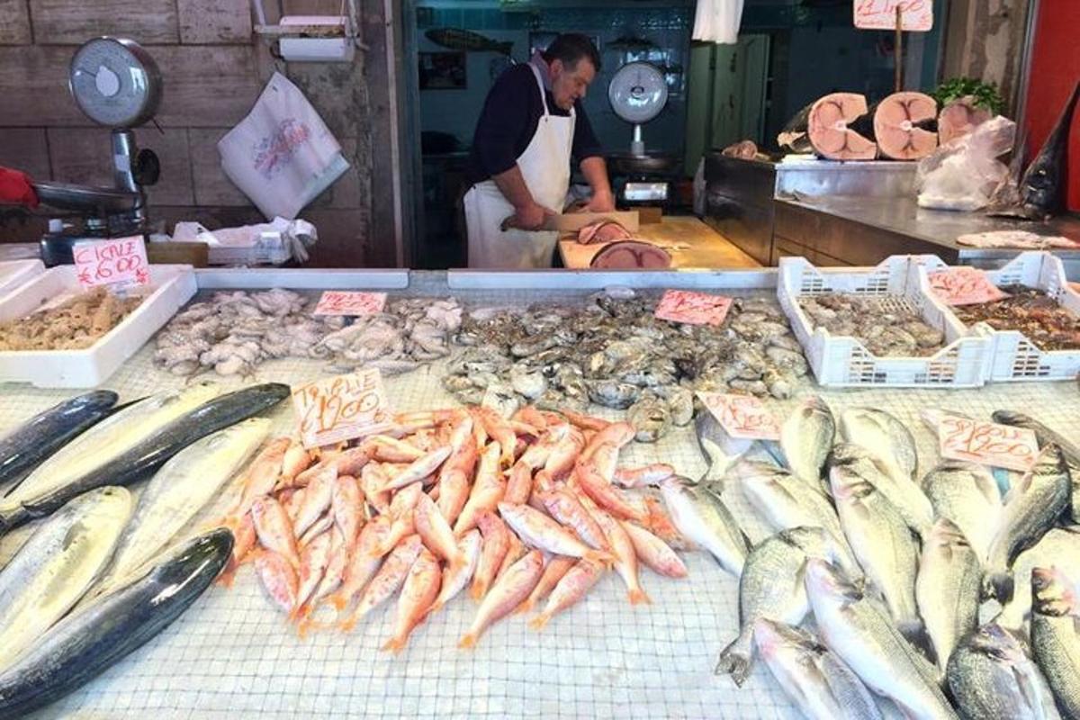 μια αγορά με πολλά διαφορετικά είδη ψαριών σε έκθεση
