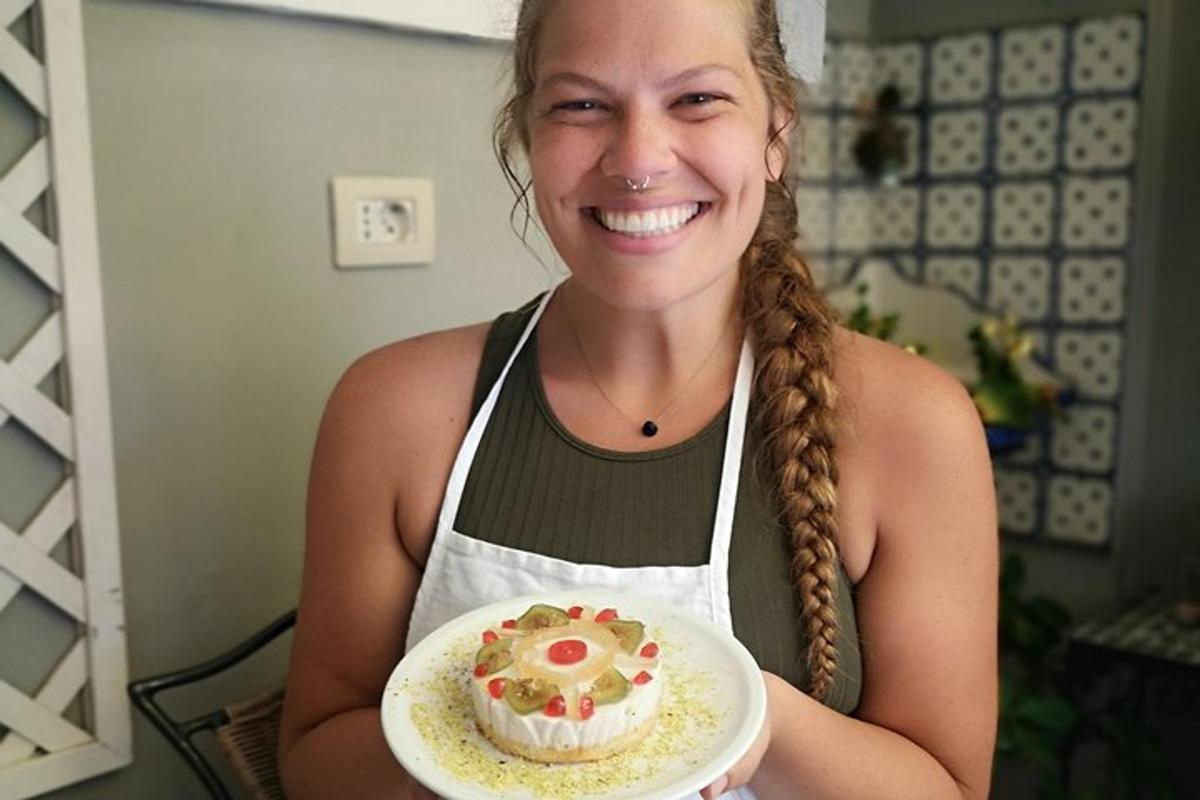 Una mujer sostiene un pastel en un plato.