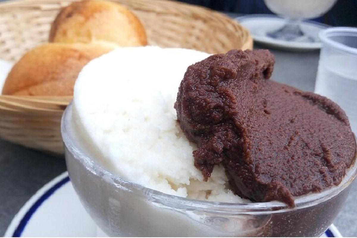 миска морозива з печивом зверху