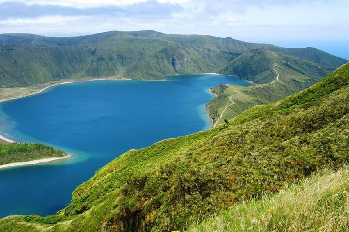 útsýni yfir vatn á hlíð hæðar