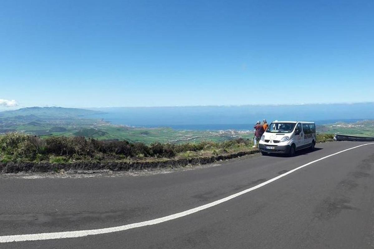 un cotxe blanc aparcat a la vora d'una carretera