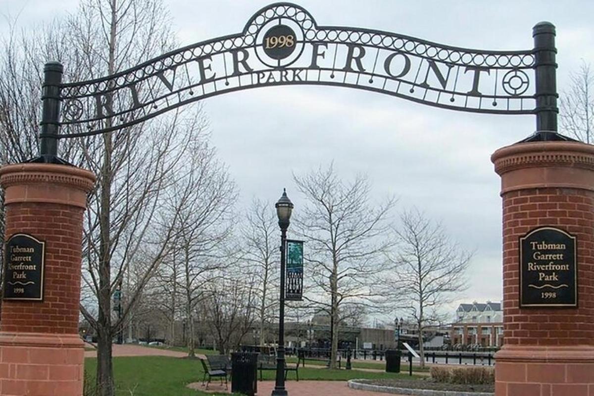 a sign for the entrance to a park