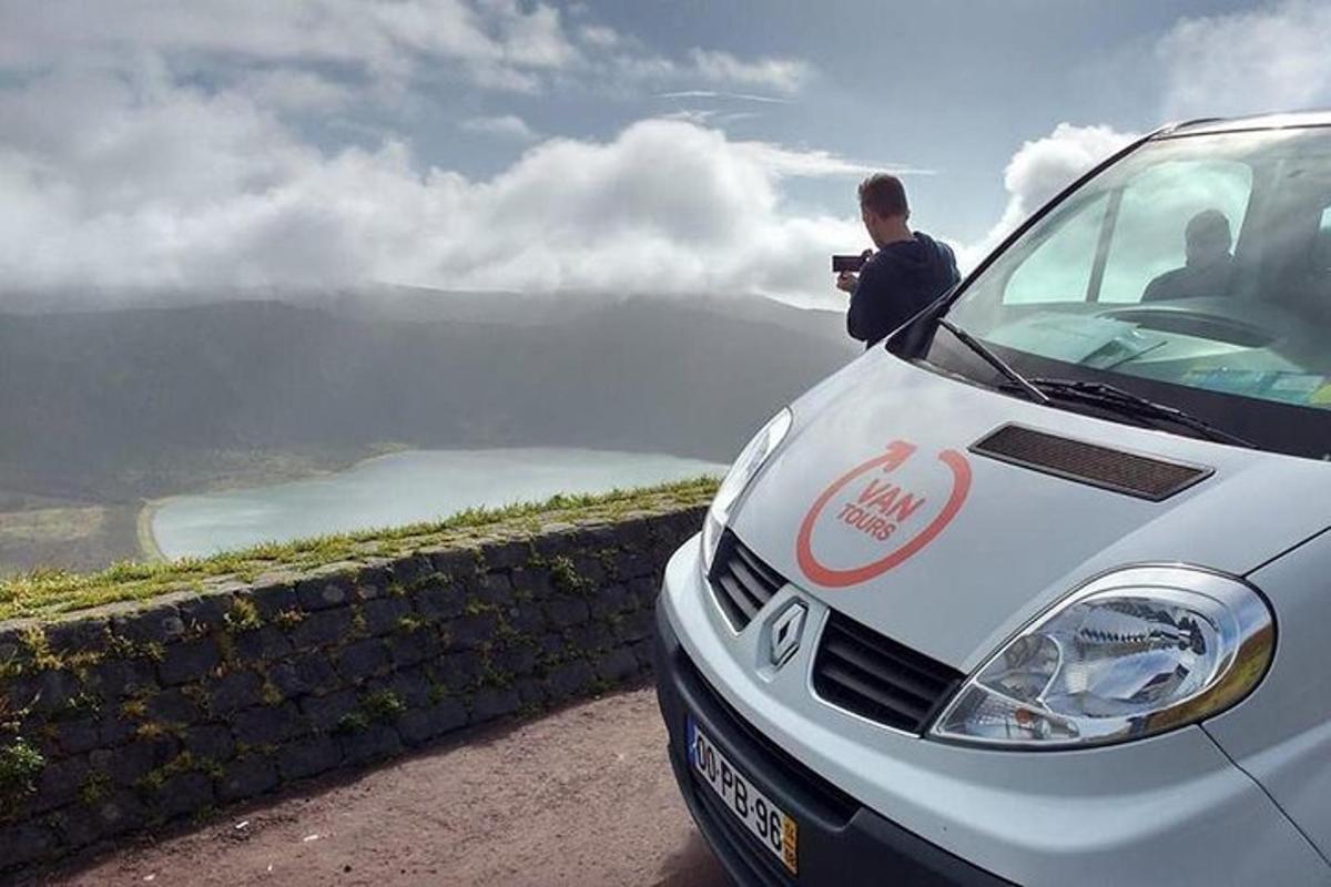 un hombre tomando una foto de un coche