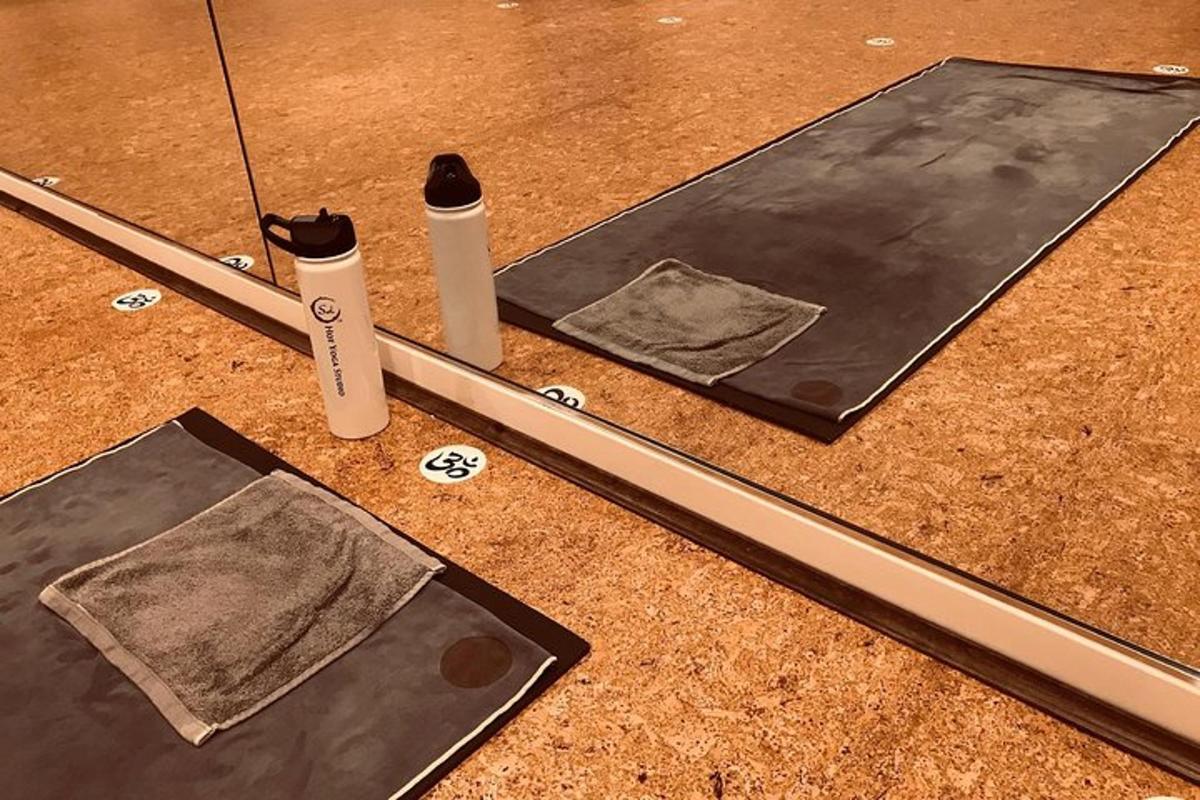 pingpongový stůl se dvěma předměty na podlaze
