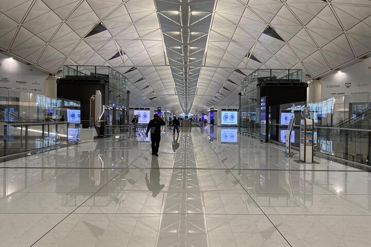 人が歩いている空港の廊下