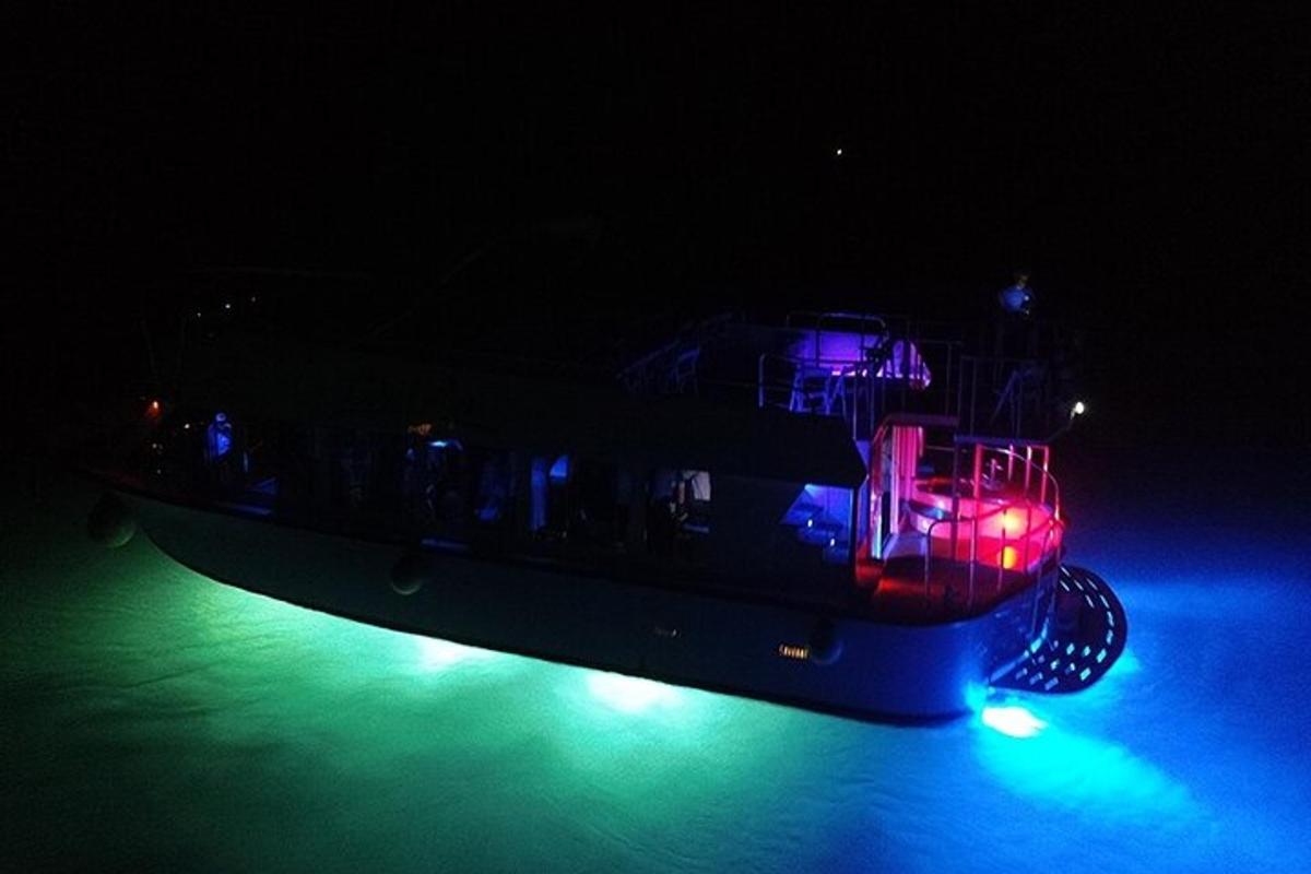 ein Boot voller Lichter im Dunkeln