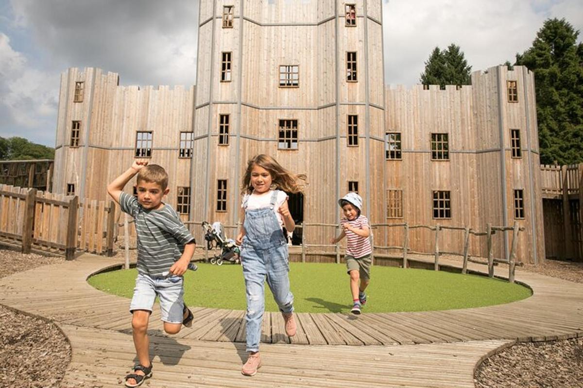 zwei Kinder rennen vor einem Gebäude