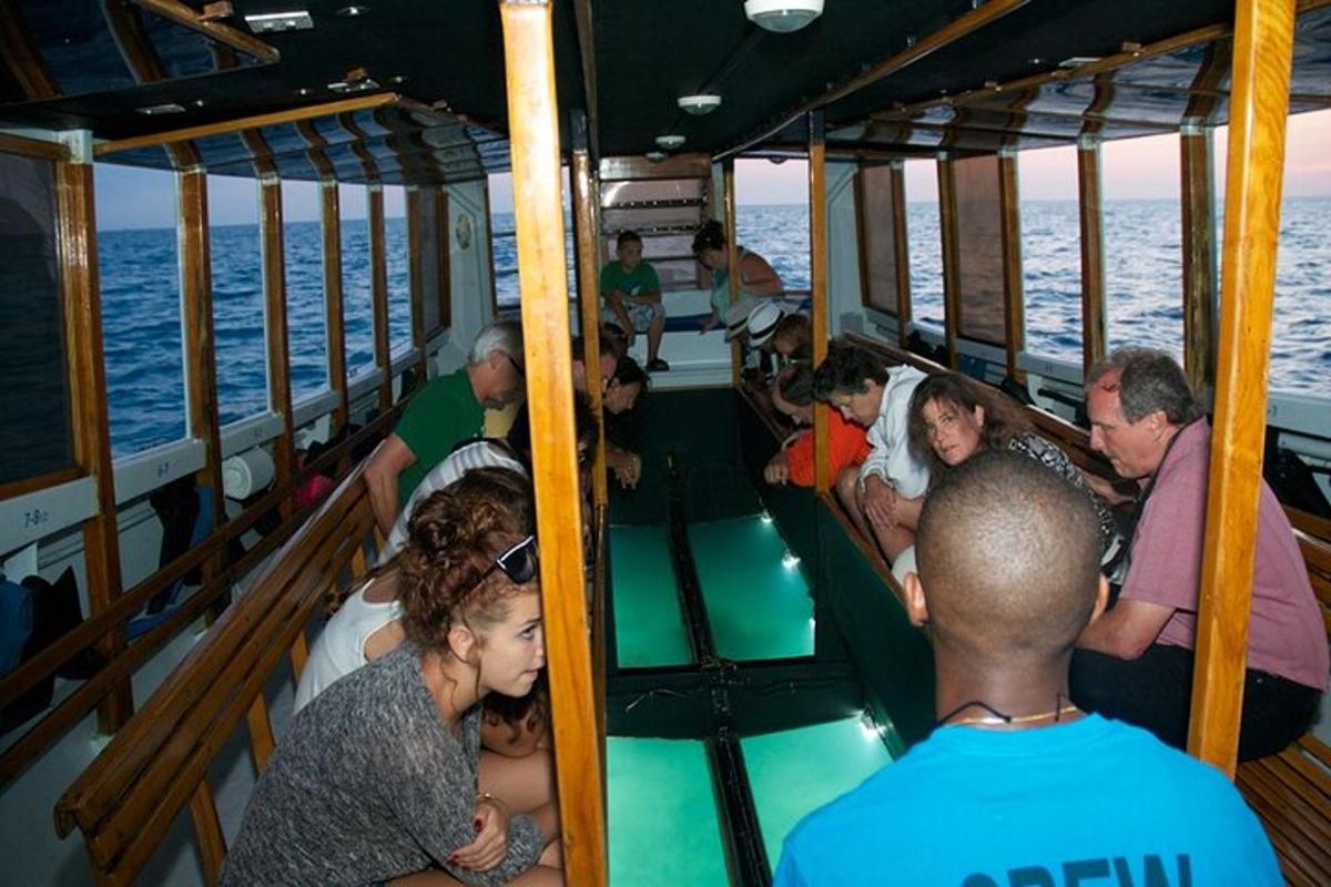 eine Gruppe von Menschen sitzt auf einem Boot