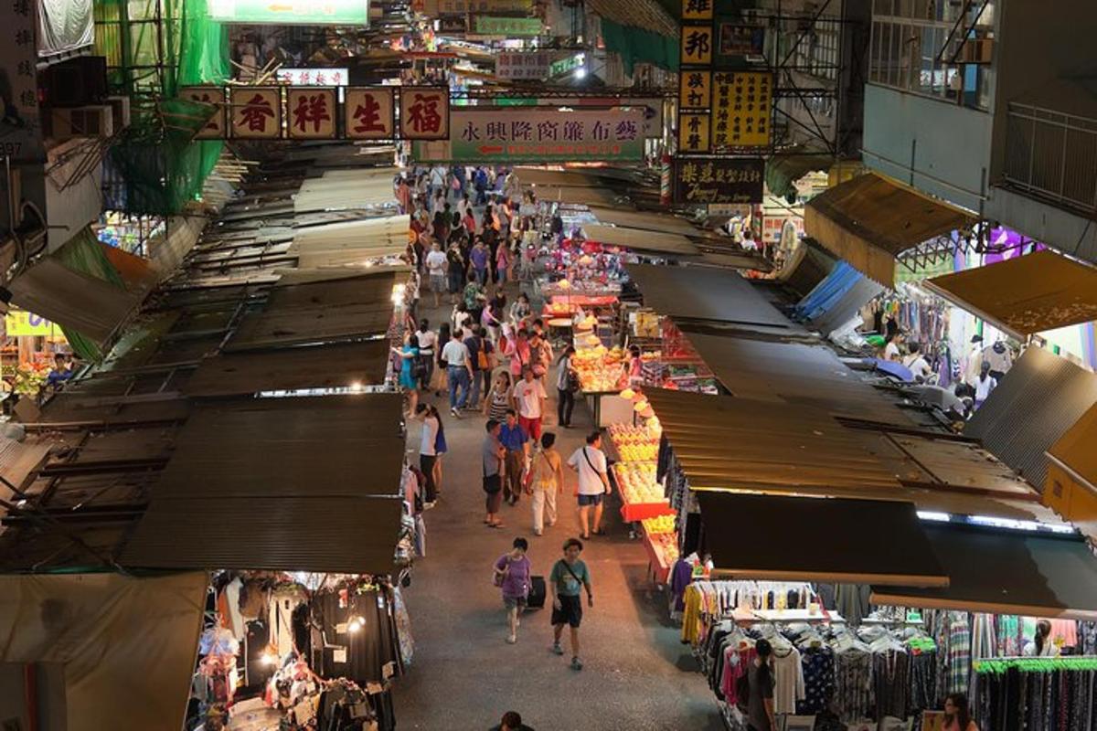 eine Draufsicht auf einen Markt mit Menschen, die hindurchgehen