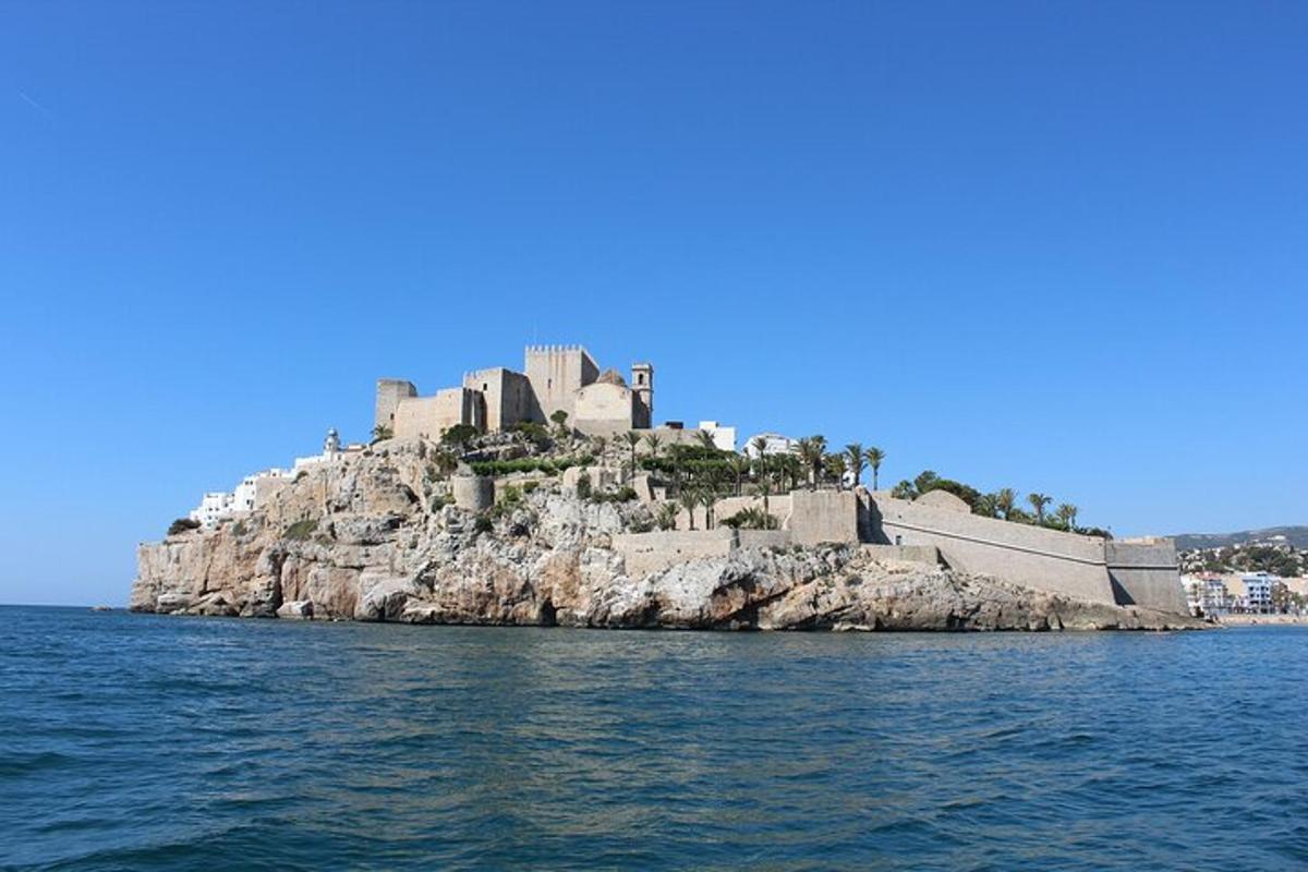 Una isla en el agua con un edificio encima
