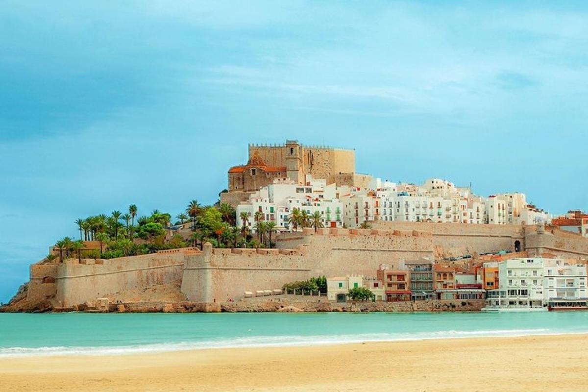 uma vista de uma cidade da praia