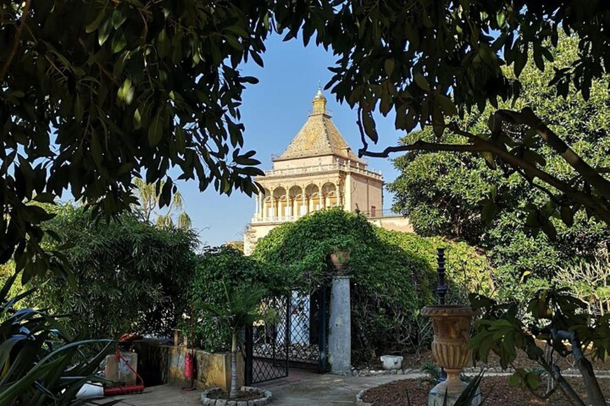 un edificio con una torre sullo sfondo con alberi