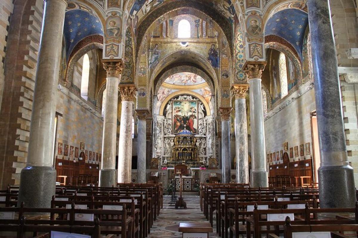 una grande chiesa con banchi di legno e un grande altare