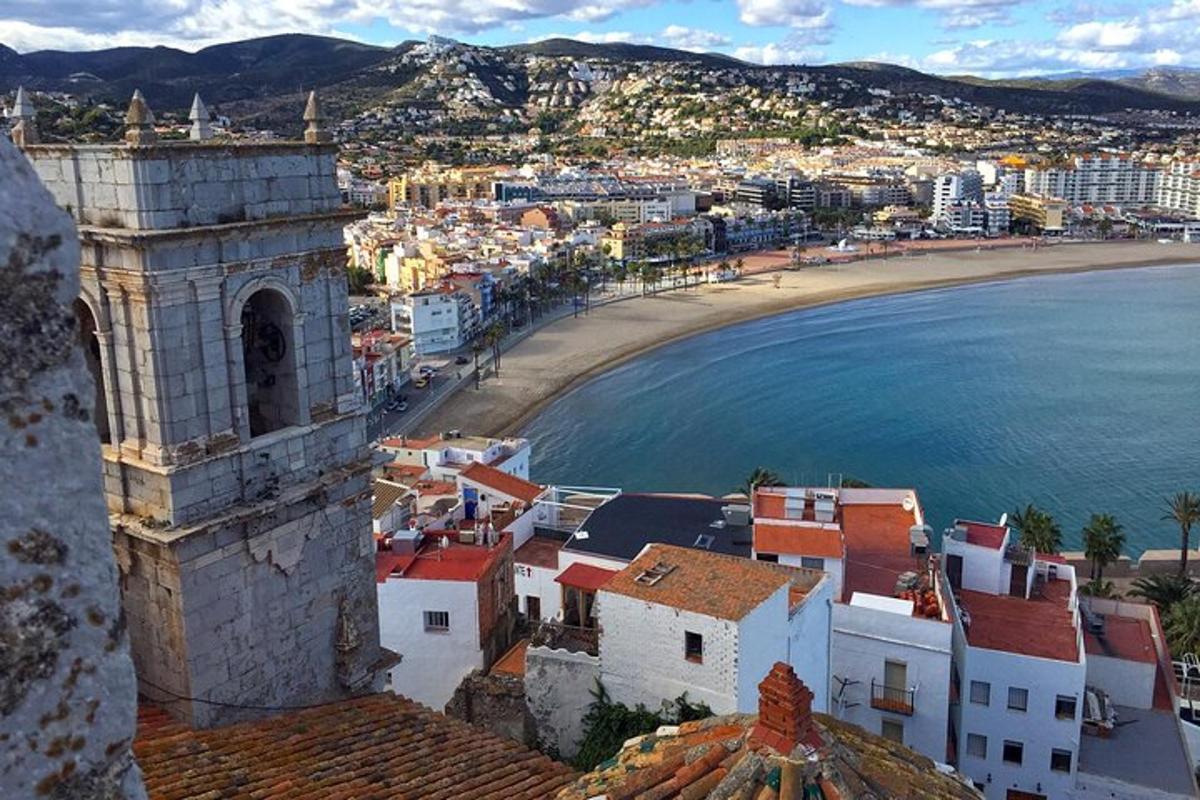 uma vista aérea de uma cidade e uma praia