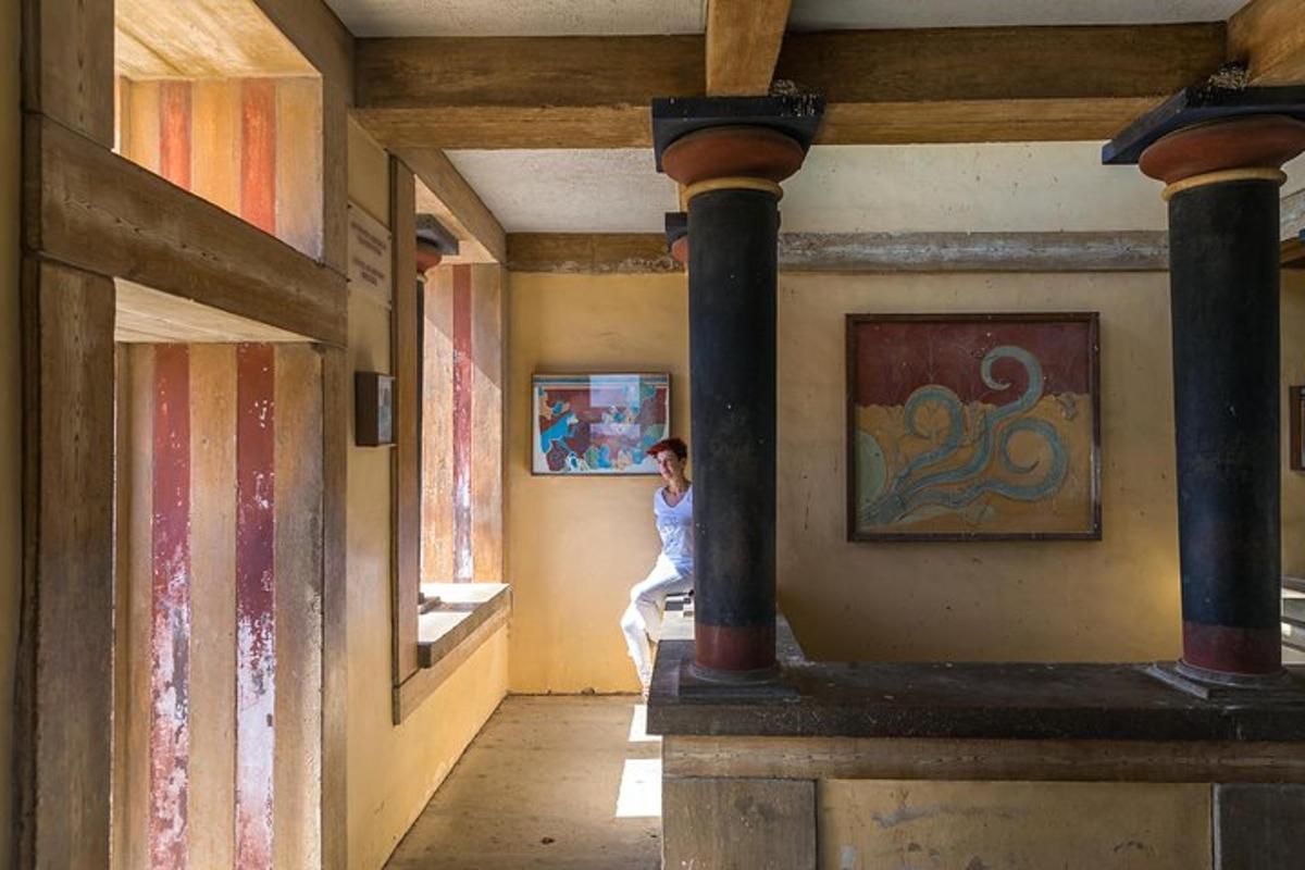 uma pessoa em pé em uma sala com uma pintura na parede