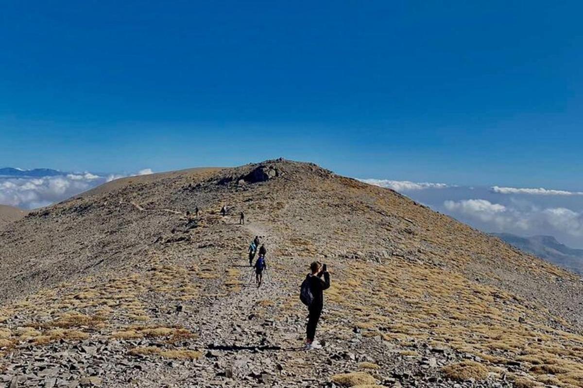 hópur fólks sem gengur upp fjall