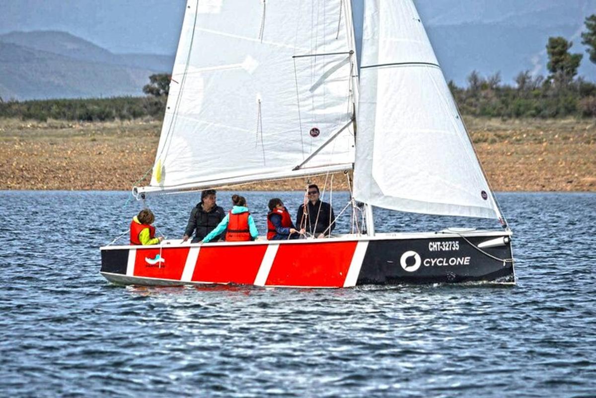 eine Gruppe von Menschen auf einem Segelboot auf dem Wasser