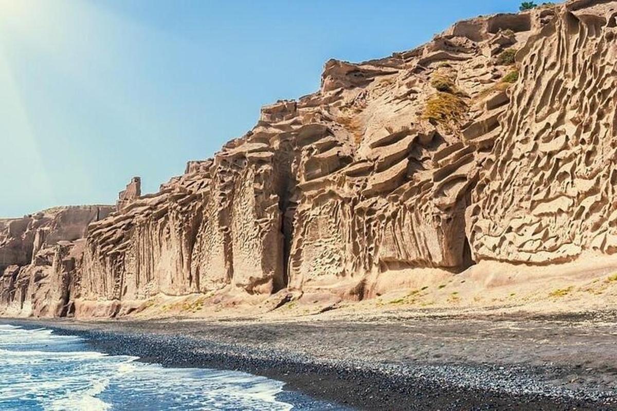 skalnatý útes vedle pláže s oceánem