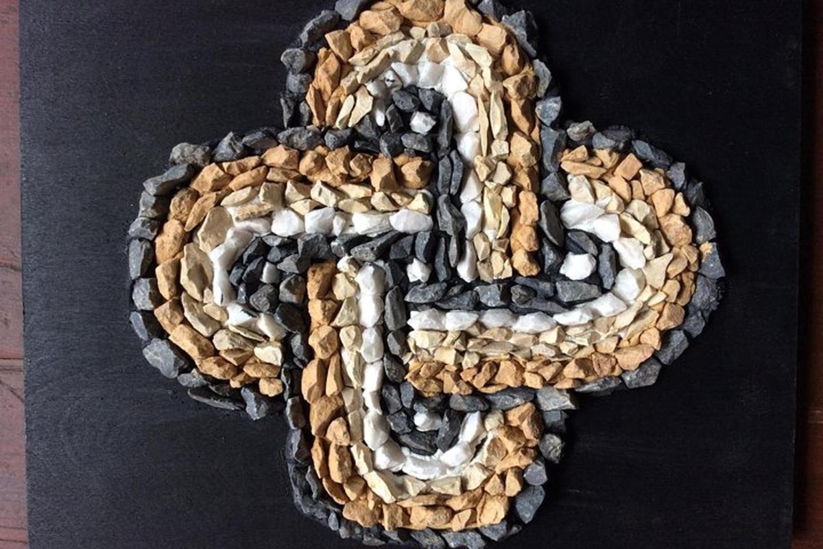 Una alfombra tejida con un símbolo de la paz sobre una mesa.