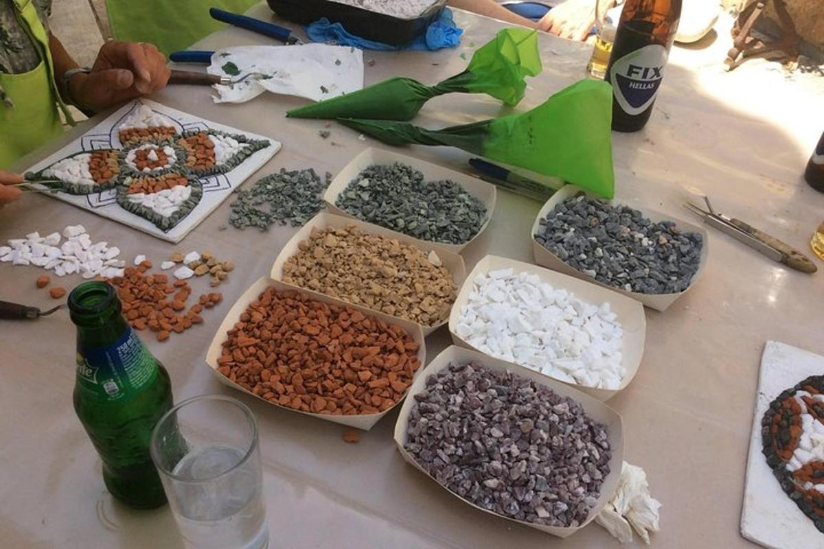 Una mesa cubierta con recipientes con diferentes tipos de frutos secos.