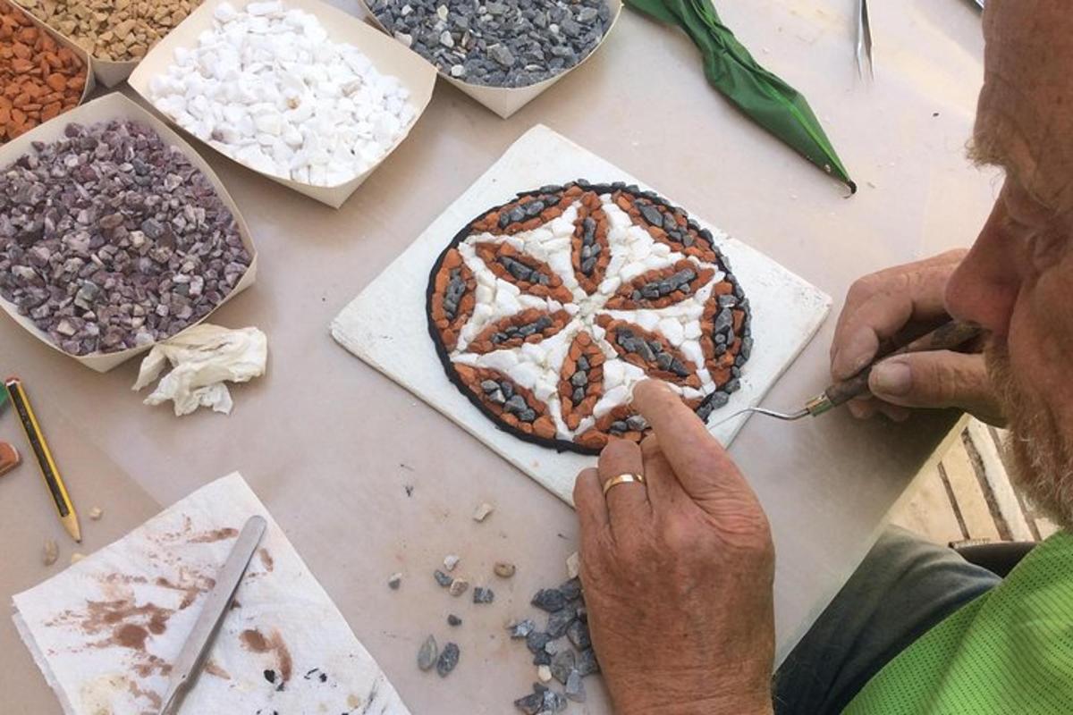 un bărbat taie o pizza pe o masă