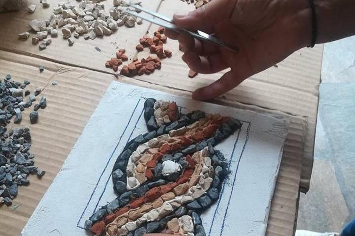 o persoană taie mâncare pe o placă de tăiat
