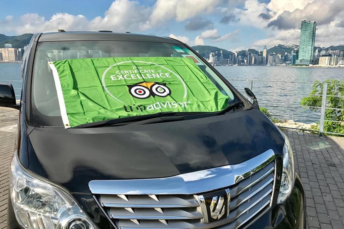 auto se značkou na přední straně