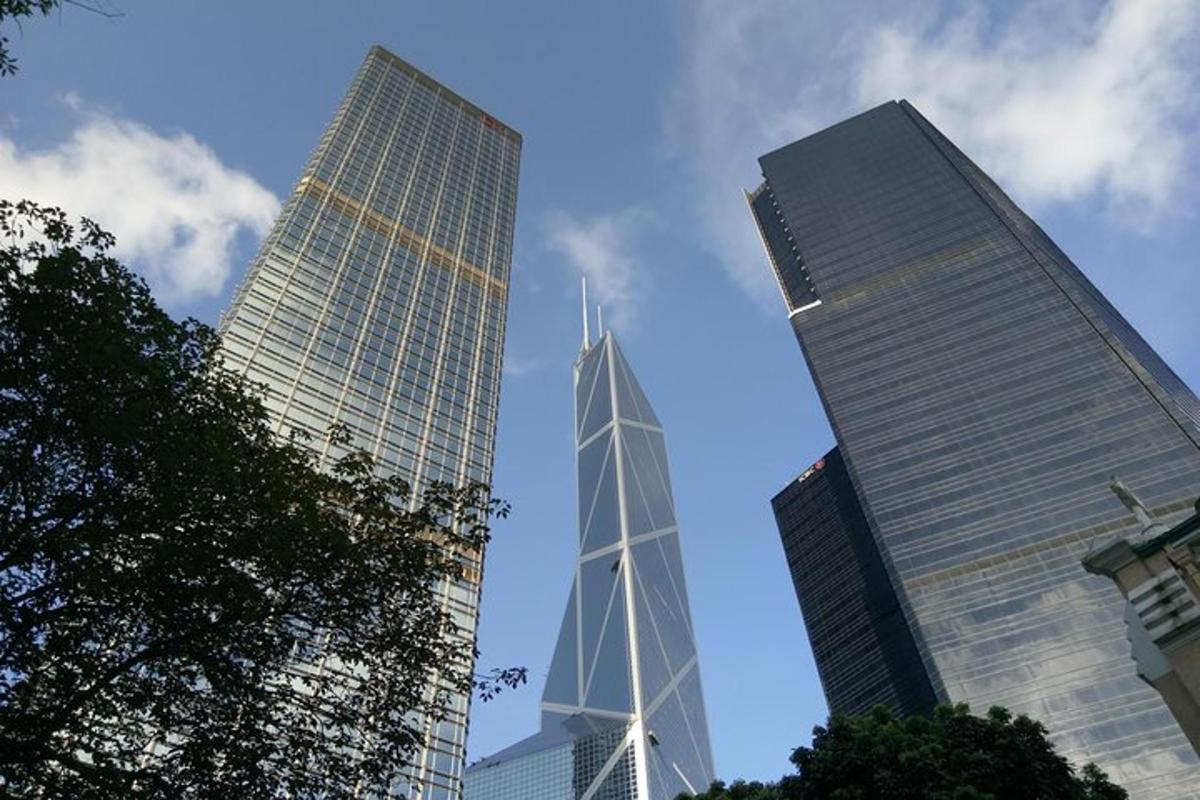 due alti edifici in una città con un cielo azzurro