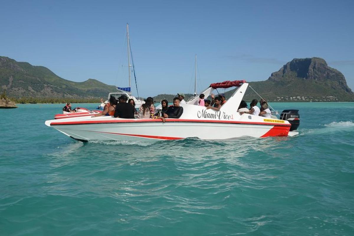 isang grupo ng mga tao sa isang bangka sa tubig