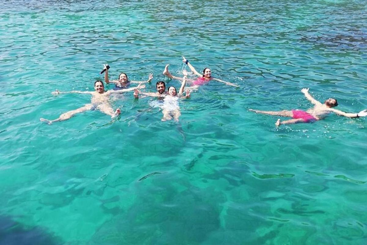 un grupo de personas nadando en el agua
