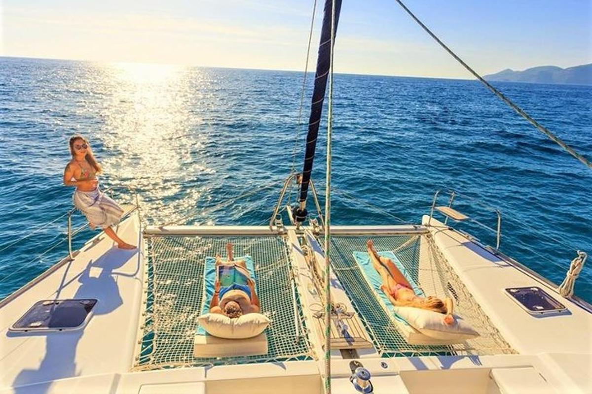 due persone su una barca in acqua