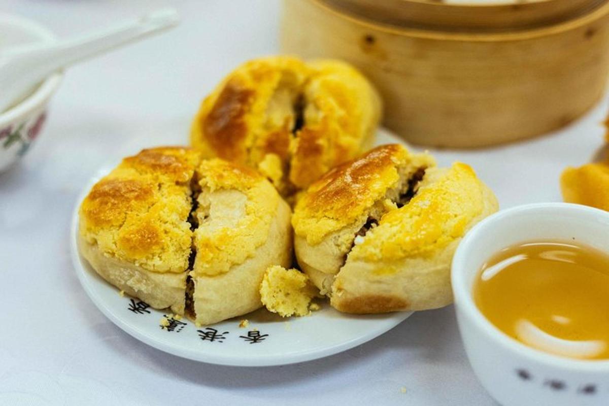 un piatto di biscotti e una ciotola di salsa