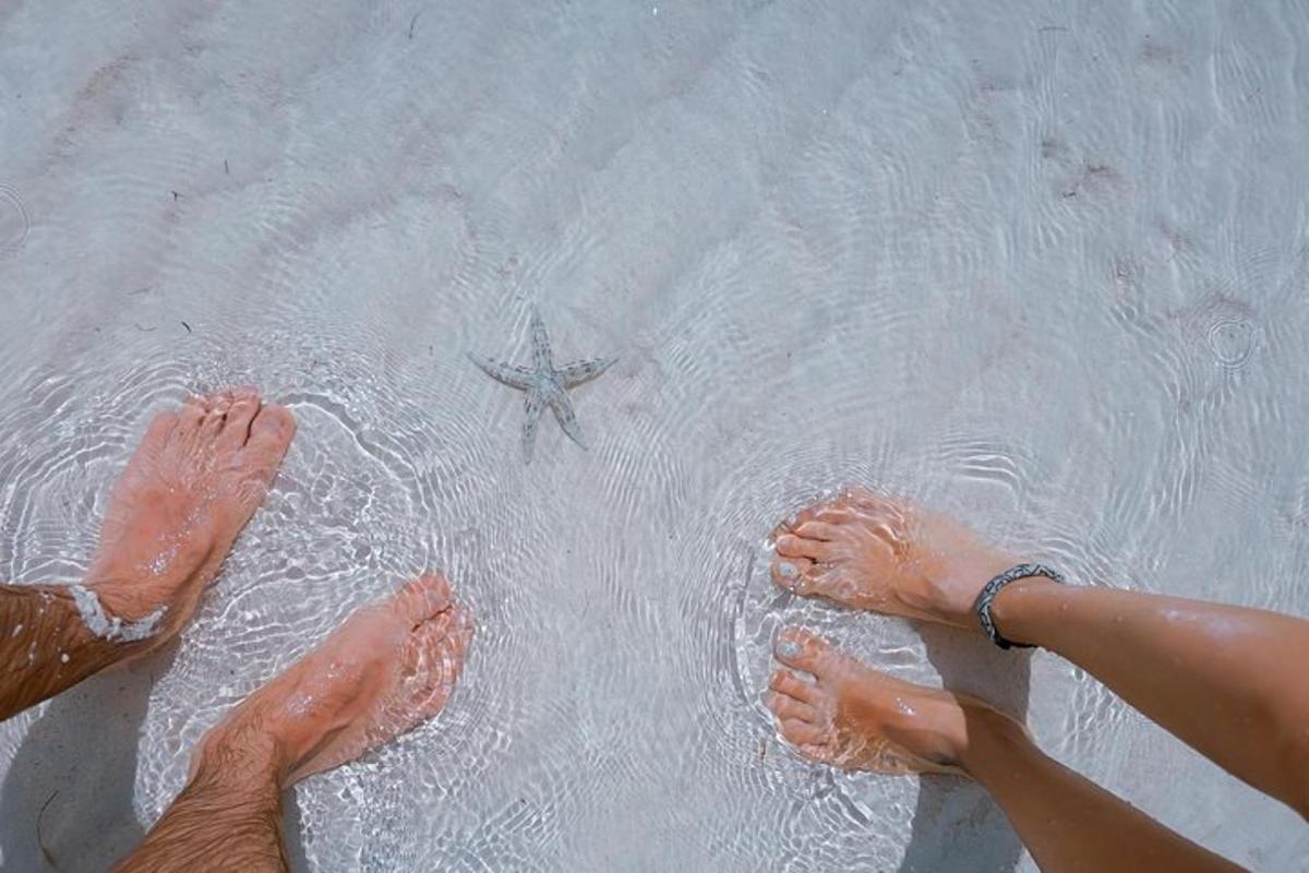 due persone in piedi nell'oceano con i piedi nell'acqua