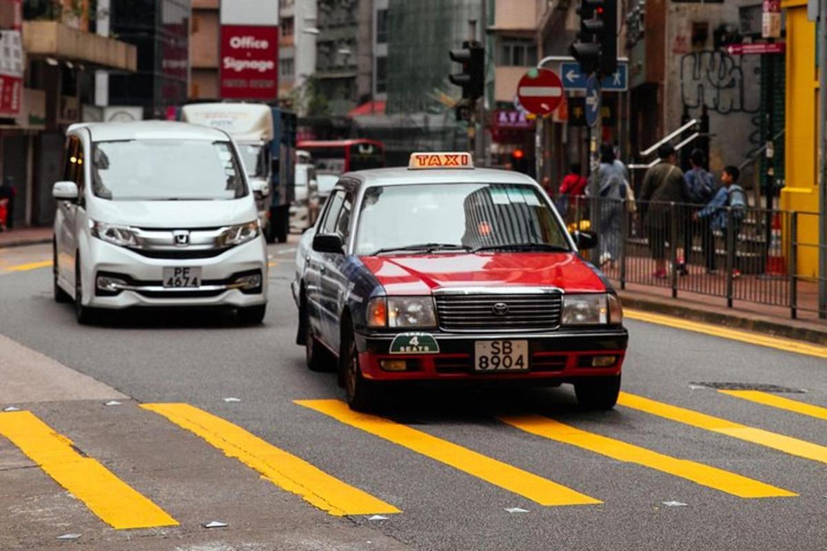 červenobiele taxi jazdí po ulici mesta