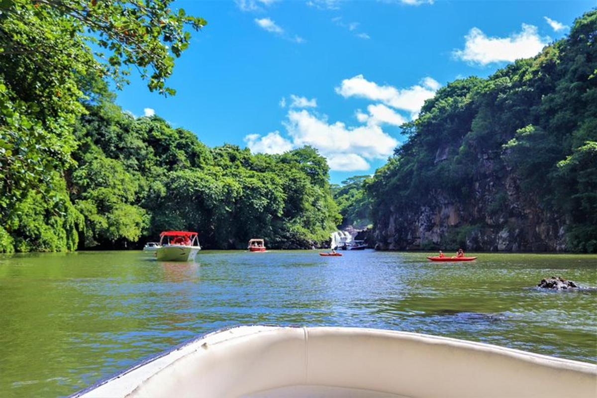 una barca su un fiume con barche in acqua