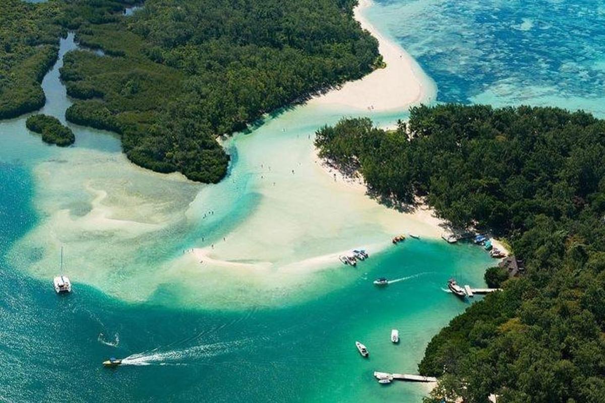 海滩鸟瞰图，水中停泊着船只